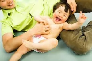 Mengenal Kebiasaan Bercanda yang Bisa Membahayakan Bayi dan Dampaknya pada Pertumbuhan Anak